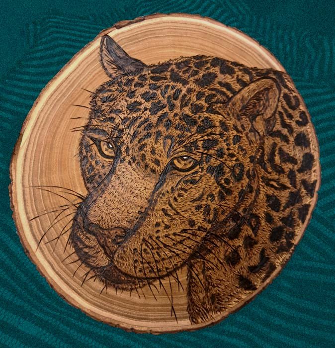 Jaguar pirograbado sobre rodaja de madera natural